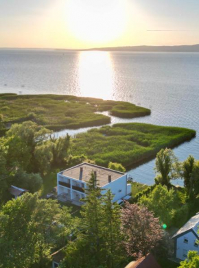 BALATON A KERTBEN - BALATON IN THE GARDEN - Beachfront houses with beautiful view, private beach, Balatonfenyves